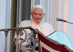 Benedicto XVI saluda a sus seguidores en la plaza de la Libertad de Castelgandolfo. / Efe