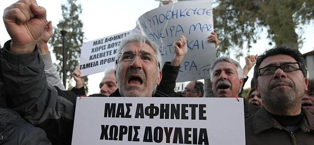 Protesta frente al Ministerio de Economía de Chipre. / Foto: Katia Christodoulou (Efe) | Vídeo: Atlas
