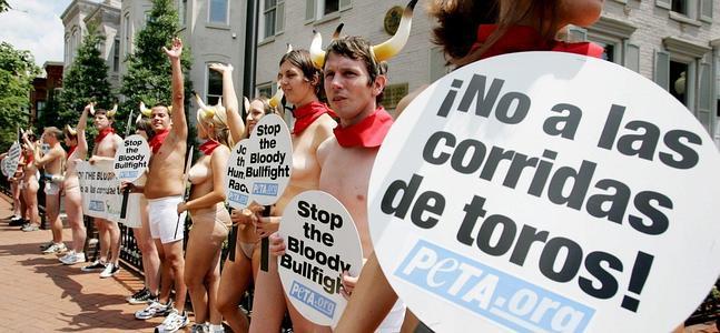 Activistas de PETA protestan contra las corridas de toros. / Archivo