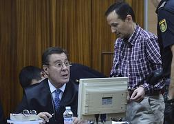 José Bretón habla con su abogada en la sala de vistas. / Rafa Alcaide (Efe) | Óscar Chamorro