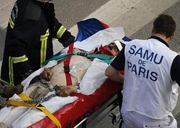 Un herido en el descarrilamiento es evacuado. / Reuters