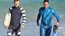 Dos surfistas, con los trajes que les 'camuflan'.