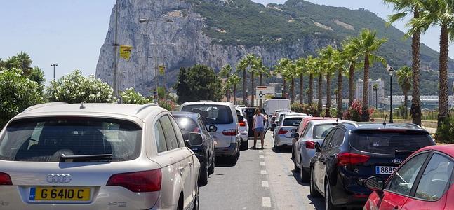 Colas para entrar en Gibraltar. / Foto: M. Moreno (Afp) | Vídeo: Atlas