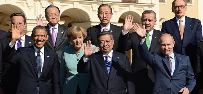 Los líderes del G20 se disponen a posar para la foto de grupo. / Yuri Kochetkov (Efe)