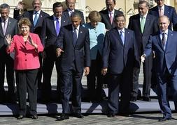 Los líderes del G20 se disponen a posar para la foto de grupo. / Efe | Vídeo: Óscar Chamorro