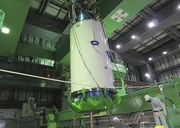 Retirada del combustible gastado del edificio que aloja el reactor 4. / Foto: Reuters | Vídeo: Atlas