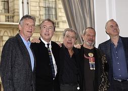 Los Monty Python, el pasado jueves, en Londres, al anunciar su retorno a los escenarios. / Efe