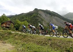 Varios corredores ruedan durante una etapa del Tour de Francia. / Pascal Guyot (AFP)