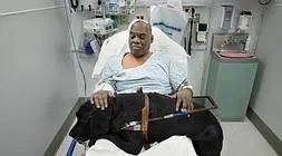 Cecil Williams, junto a Orlando en el hospital. / Ap