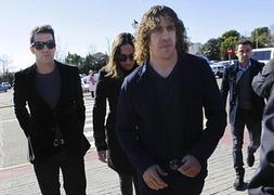 Puyol, Cesc y Xavi, a su llegada al tanatorio de La Paz en Tres Cantos. / Efe