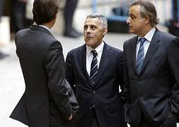 El abogado Jesús María Silva (c) junto a Pau Molins (d) y Jaume Riutord. / Reuters