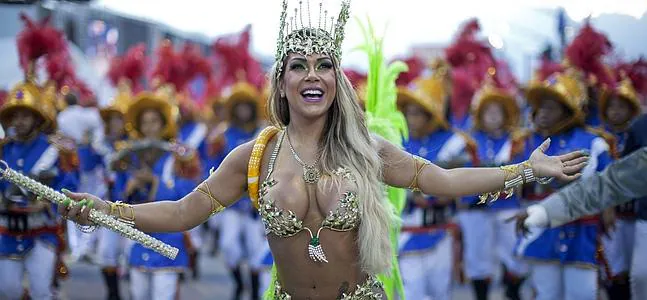 La segunda vida de los disfraces del Carnaval de Río: Brasil baila con todo