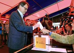 El presidente de la Generalitat de Catalunya, Artur Mas deposita su voto en el referéndum que celebra el Barça. / Efe
