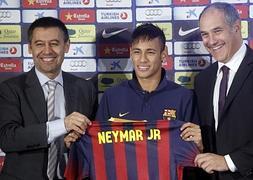 Zubizarreta (d), durante la presentación de Neymar (c). Albert Gea (Reuters) VÍDEO: ATLAS ESPAÑA