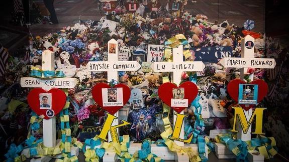 Cruces con los nombres de varios de los muertos en el atentado de Boston