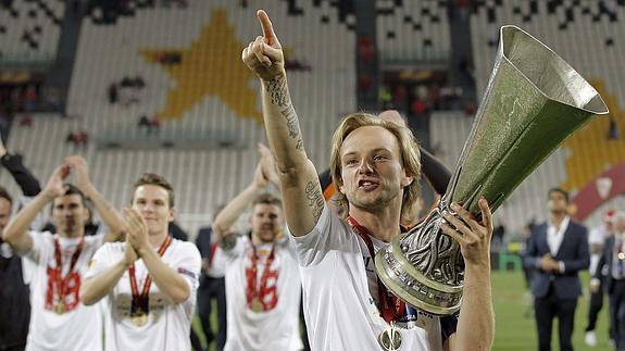 Rakitic dedica a la grada la Liga Europa.