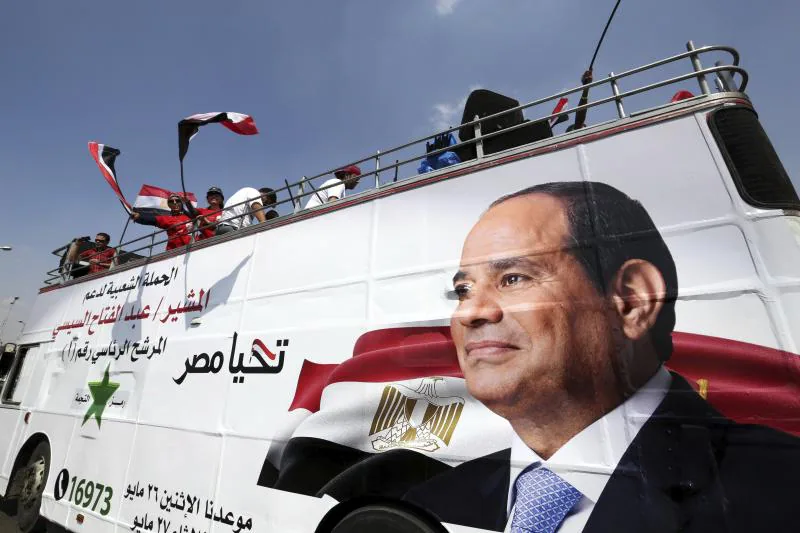 Un autobús de campaña de Al-Sisi pasea por El Cairo 
