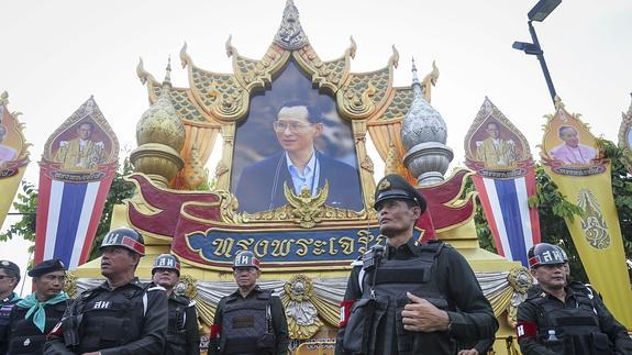 La Policía tailandesa hace guardia frente al Monumento de la Victoria. 