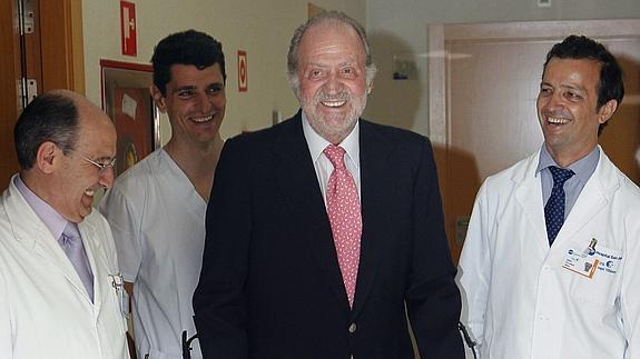 Don Juan Carlos, tras ser operado de la rodilla en junio de 2011. 