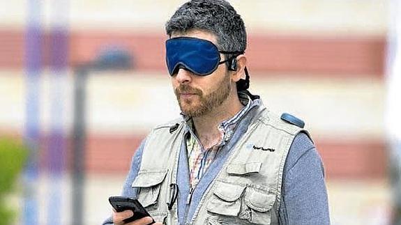 Juan Rivas, responsable de audio 3D, prueba el sistema de guiado. 