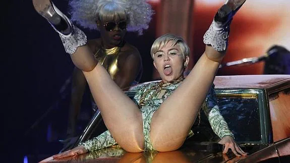 La cantante estadounidense Miley Cyrus, durante el concierto de la gira "Bangerz Tour"