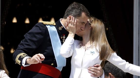 El rey Felipe VI y la reina Letizia se besan en el balcón. 