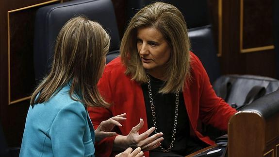 Fátima Báñez conversa con la ministra de Sanidad, Ana Mato. 