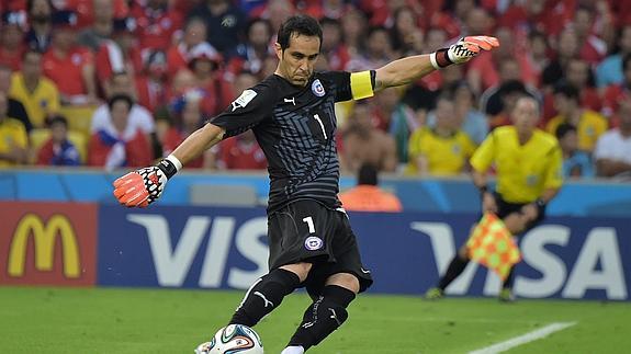 Claudio Bravo, capitán con la selección chilena.