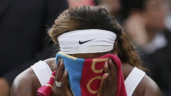 Serena Williams se lamenta por la derrota.