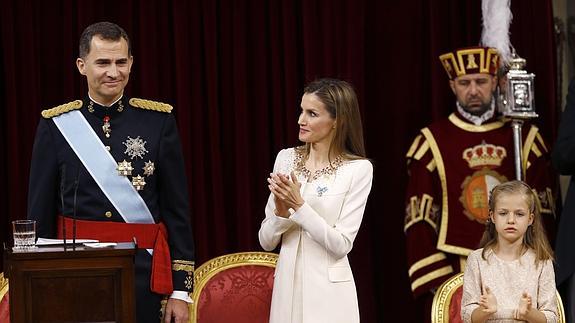 El Rey Felipe VI es aplaudido durante un momento de su discurso por la reina Letizia, la princesa Leonor y el resto de los asistentes. 