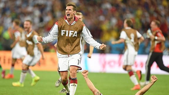 Klose celebra el título mundial. 