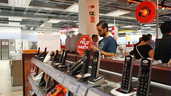 Una tienda de electrónica. 