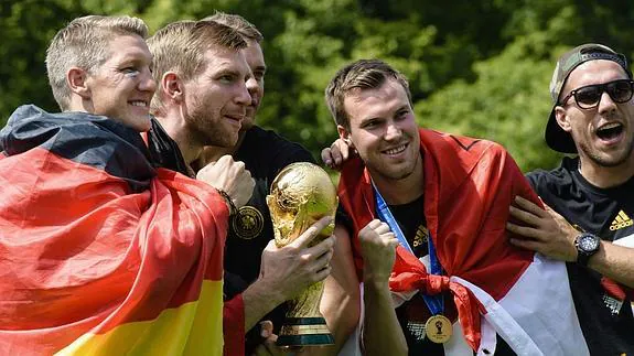 Los jugadores de la selección alemana sostienen la Copa del Mundo. 