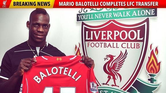 Balotelli posa con la camiseta del Liverpool 