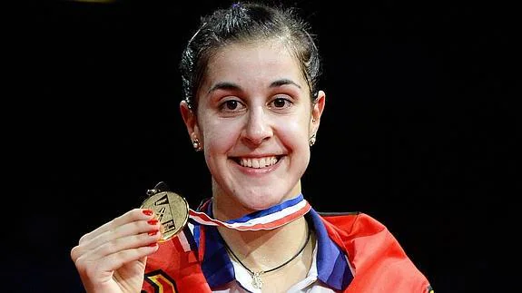 Carolina Marín luce su medalla de campeona del mundo. 