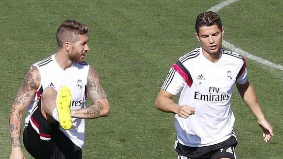 Ramos le lleva la contraria a Cristiano Ronaldo