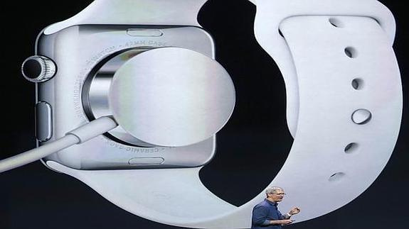 Tim Cook, CEO de Apple, con el nuevo cargador del Watch a su espalda. 