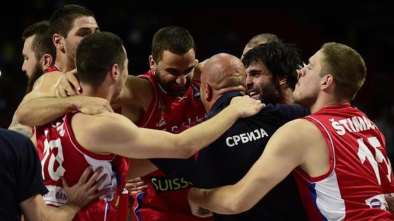 Los serbios celebran su victoria. 
