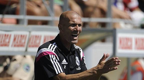 Zinedine Zidane da instrucciones durante un partido del Castilla. 