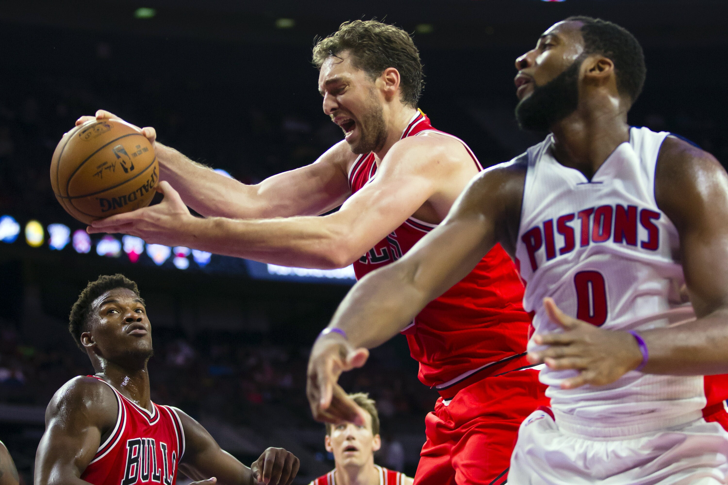 Pau Gasol, marcado por Andre Drummond.