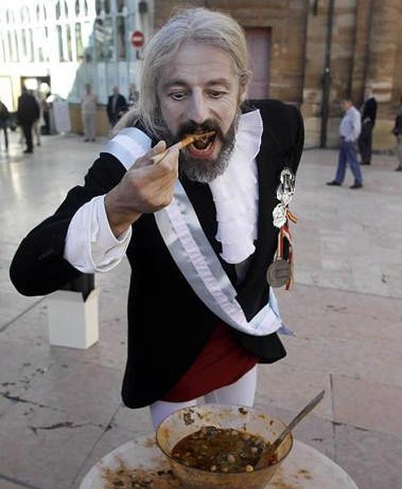 Un actor recrea la escena del desarme de Oviedo en la plaza del Ayuntamiento.