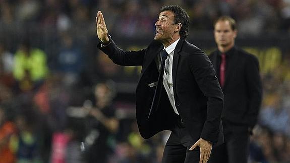 Luis Enrique instruye a sus jugadores. 