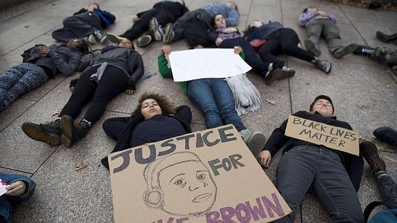 Jóvenes protestan por la sentencia tras el asesinato de Michael Brown 