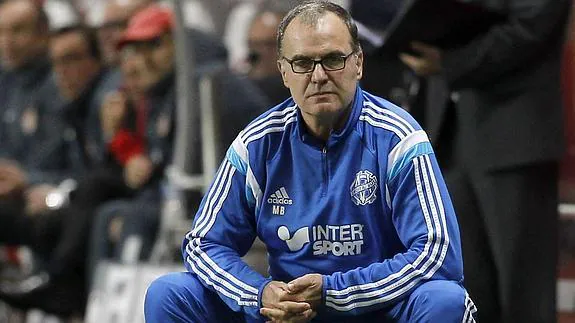 Bielsa, sentado en una nevera, observa al OM