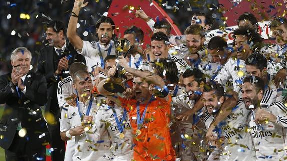 El Madrid celebra el Mundialito, su último título del año. 