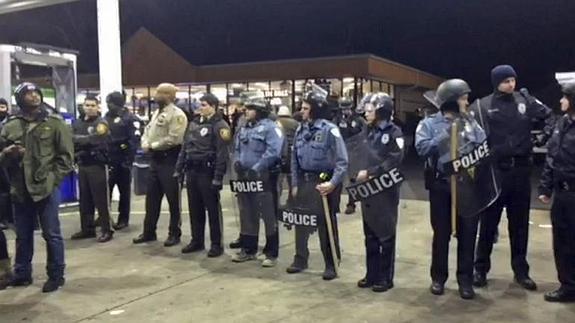 Captura de vídeo que muestra a la Policía formando un cordón de seguridad en la gasolinera de Berkeley. 