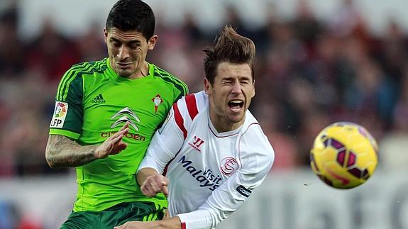 Krychowiak (d) y Pablo Hernández pugnan por el balón. 