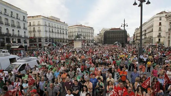 Manifestantes contra la reforma laboral en Madrid.