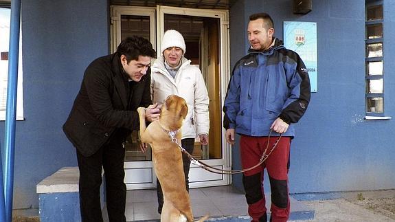 El alcalde de Alcorcón entrega el perro en adopción a Teresa Romero y a Javier Limón.