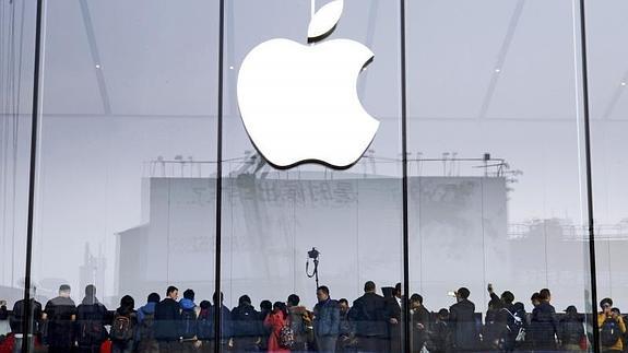 Ciudadanos hacen cola ante la apertura de una nueva Apple Store en Hangzhou, China. 